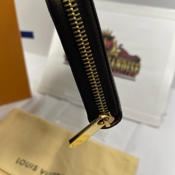 - Louis Vuitton Zippy Wallet in Monogram, comes with dust bag, box and receipt. - Picture 4 of 14